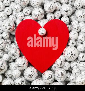 Grußkarte zum Valentinstag, großes rotes Herz`s silbernen Glitzerkugeln, festlicher Rahmen Stockfoto